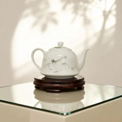 Chahu03 Playful River Shrimp & Crab White Glaze Teapot