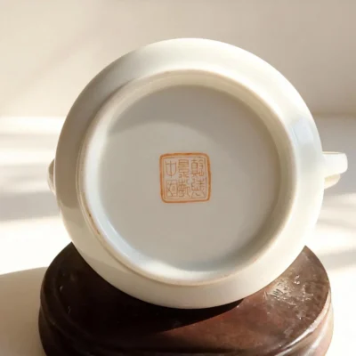 Chahu05 Playful River Shrimp & Crab White Glaze Teapot