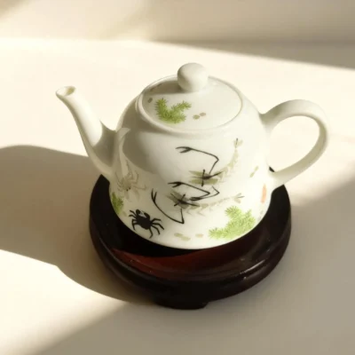 Chahu06 Playful River Shrimp & Crab White Glaze Teapot