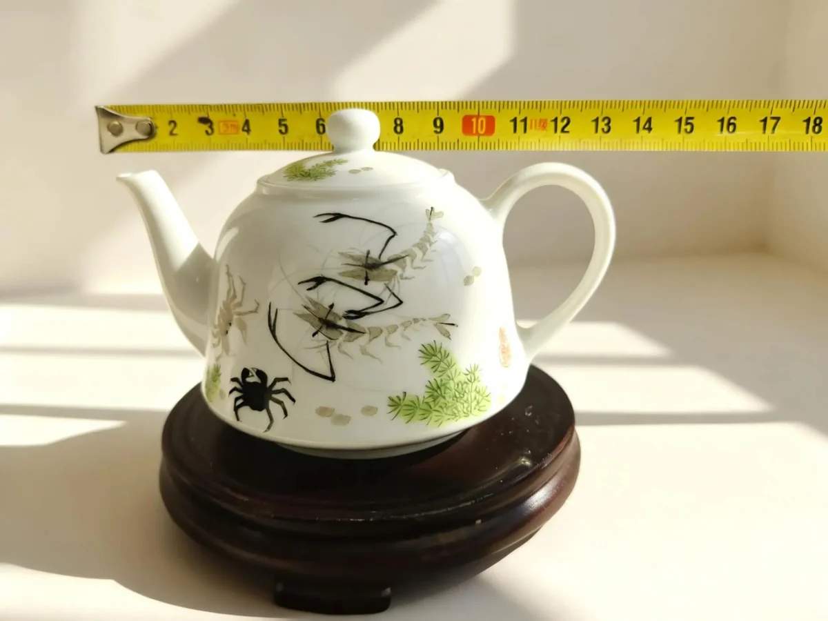 Chahu07 Playful River Shrimp & Crab White Glaze Teapot