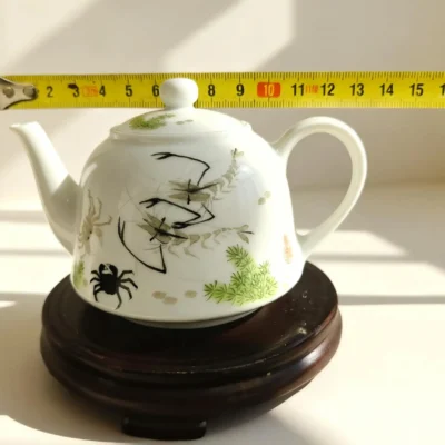 Chahu07 Playful River Shrimp & Crab White Glaze Teapot