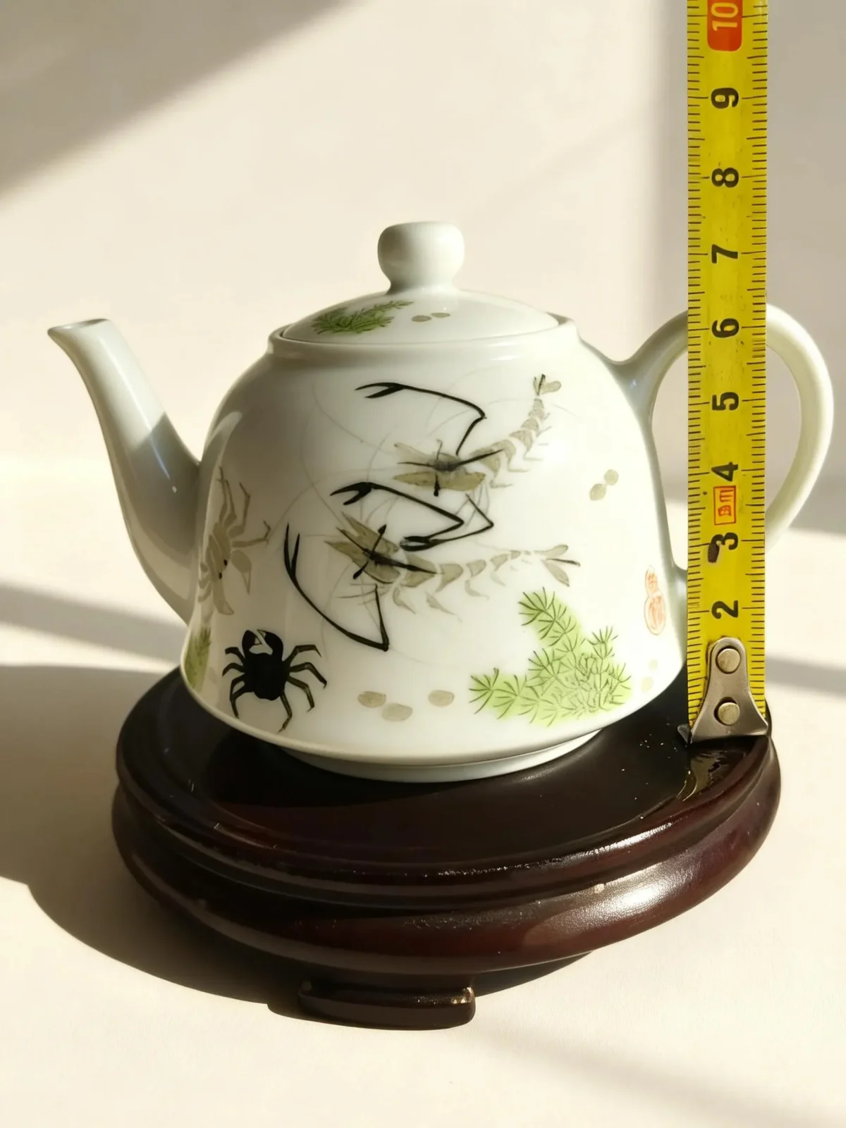 Chahu08 Playful River Shrimp & Crab White Glaze Teapot