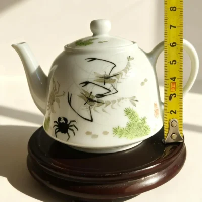 Chahu08 Playful River Shrimp & Crab White Glaze Teapot