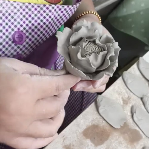 Flowers In Ceramic 8 Hand-Painted Cloud Dragon Porcelain Plate