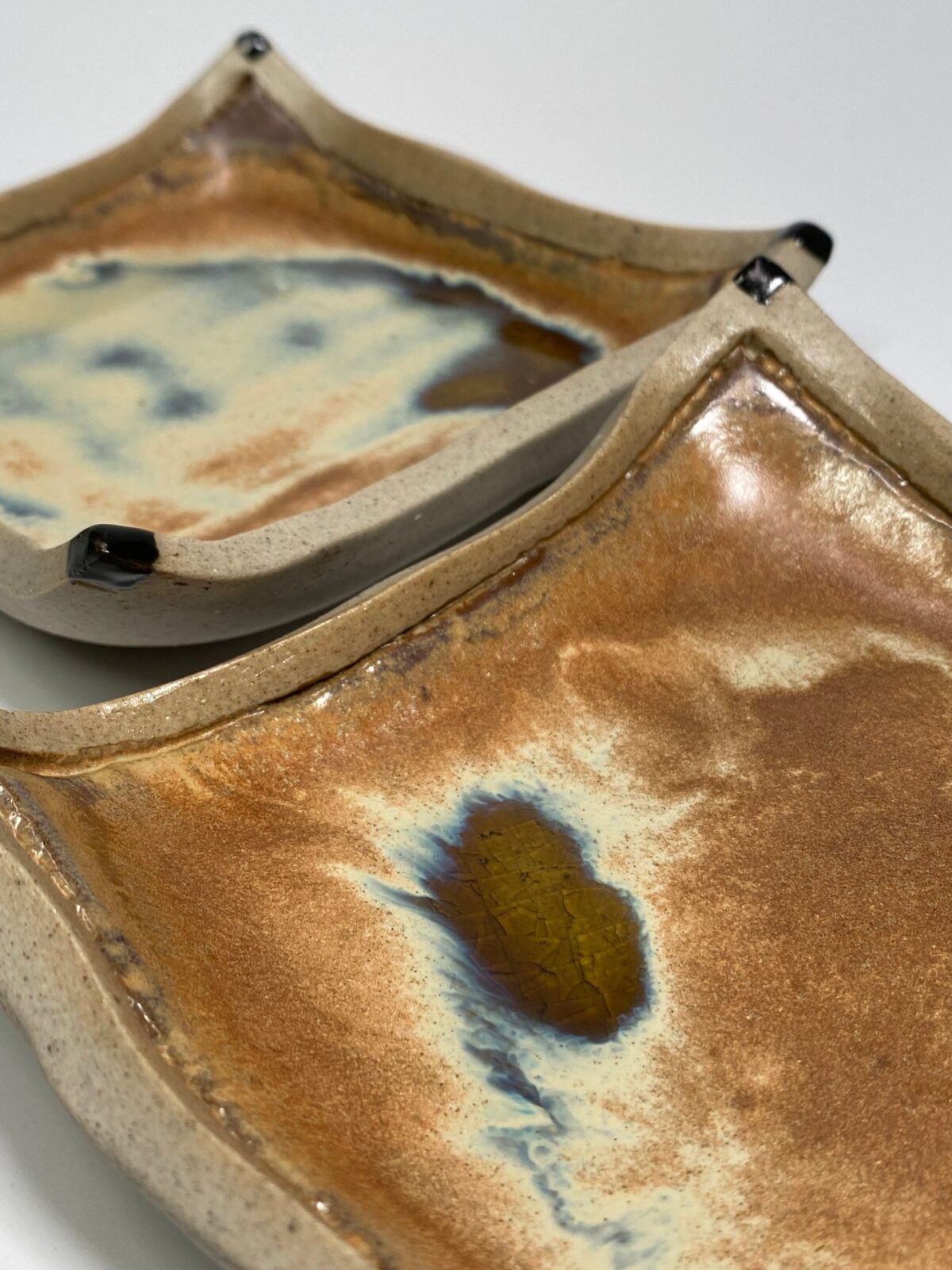 Jingdezhen artisan painting raw clay tray - Behind-the-scenes craftsmanship