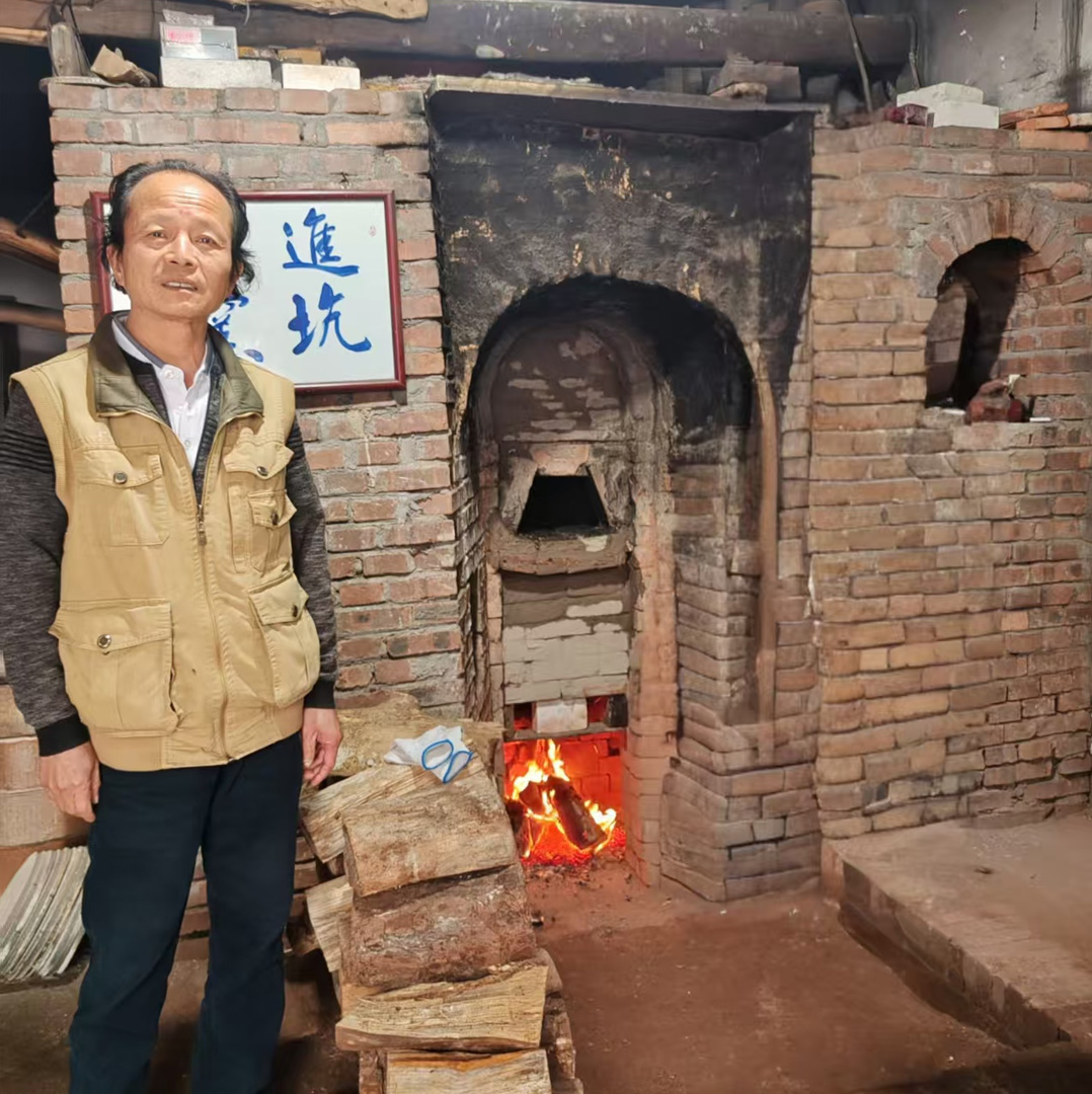 Flowers In Ceramic 15 Hand-Painted Cloud Dragon Porcelain Plate
