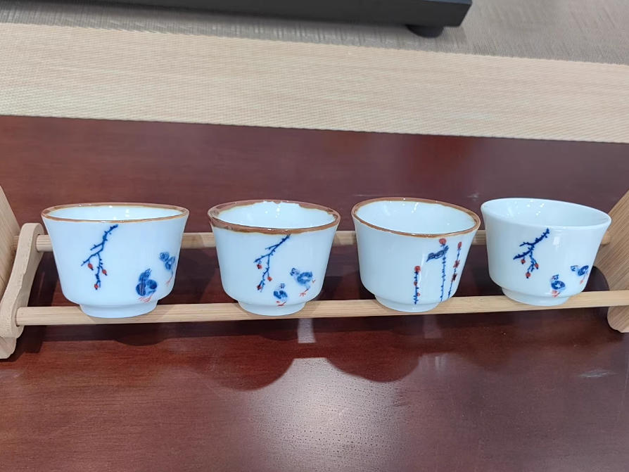 Wechat_2025-09-11_093426_246 Artist painting blue and white porcelain - brushstroke detail