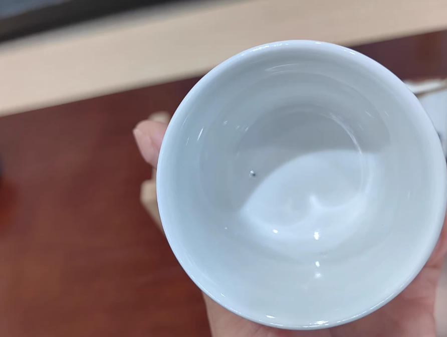 Wechat_2025-09-11_093442_113 Tea ceremony set with bell cups - steam rising from curved silhouette