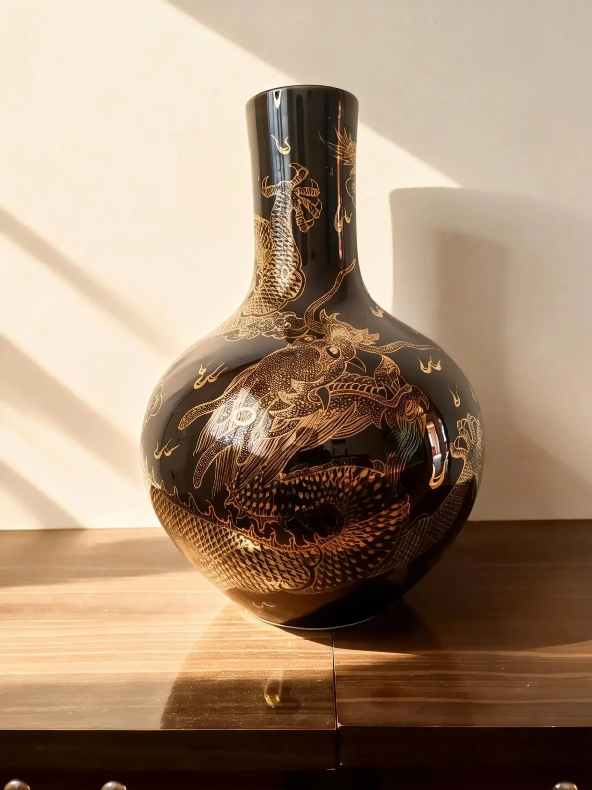 Straight-Neck Celestial Sphere Black Glaze Gold-Traced Dragon