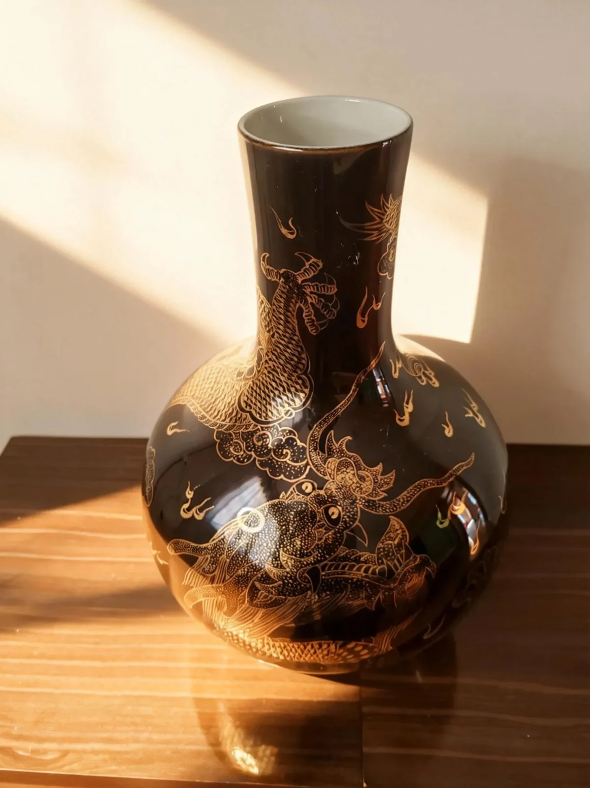 Straight-Neck Celestial Sphere Black Glaze Gold-Traced Dragon