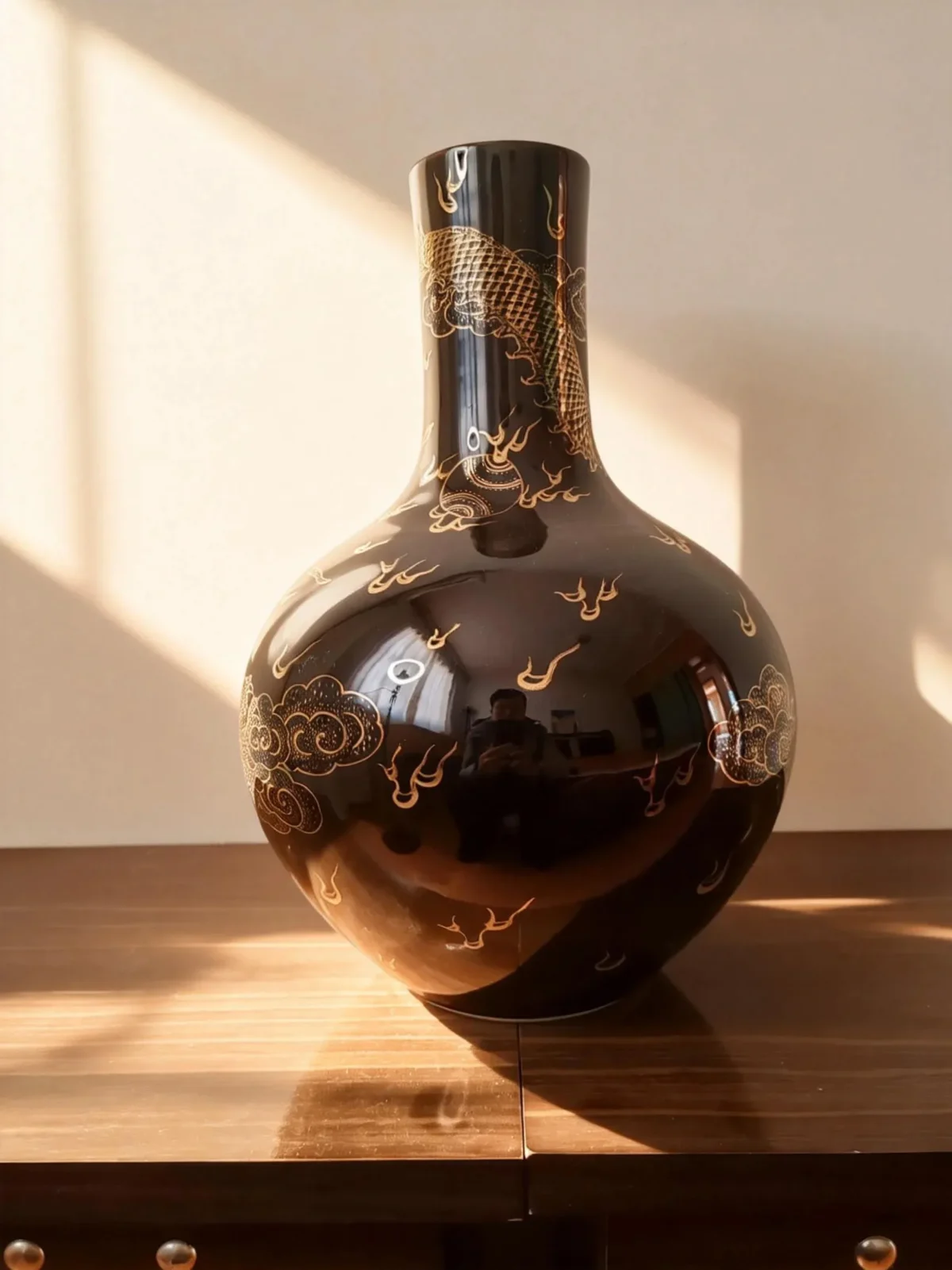 Straight-Neck Celestial Sphere Black Glaze Gold-Traced Dragon