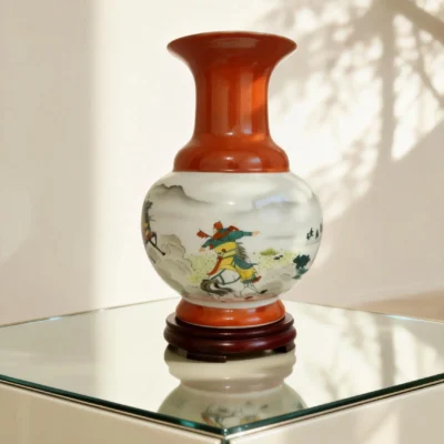 Lantern Bottle Iron-Red Gold-Traced Figures