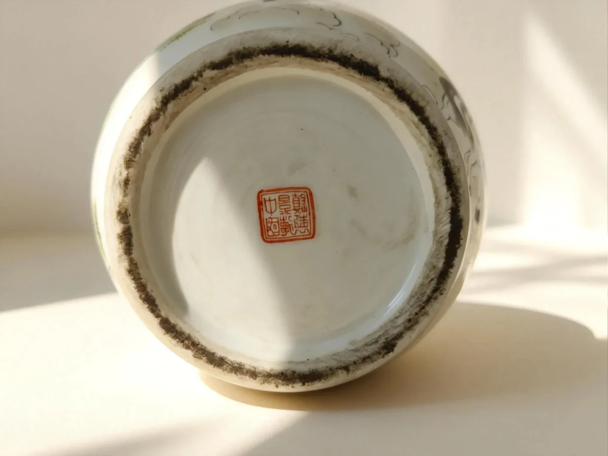 Lantern Bottle Iron-Red Gold-Traced Figures