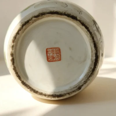 Lantern Bottle Iron-Red Gold-Traced Figures