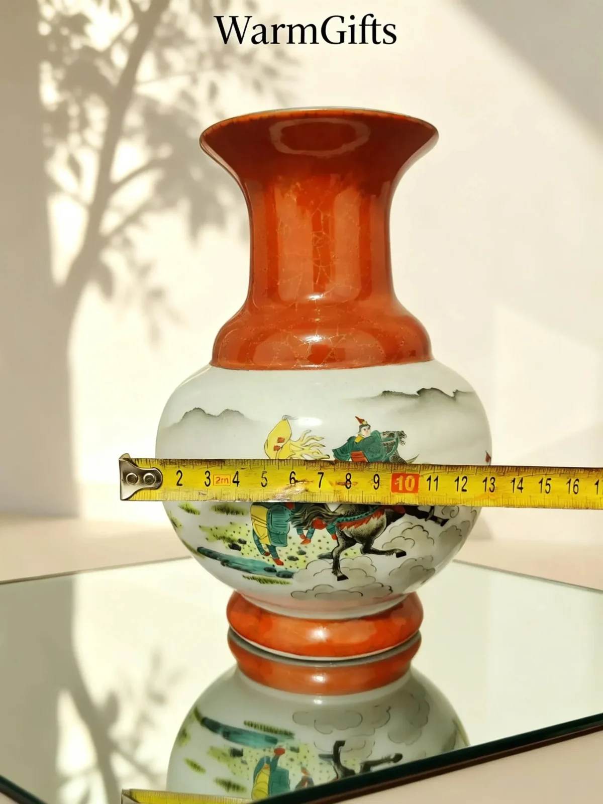 Lantern Bottle Iron-Red Gold-Traced Figures