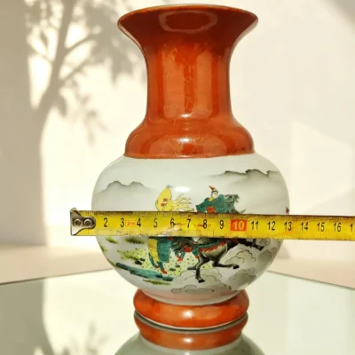 Lantern Bottle Iron-Red Gold-Traced Figures