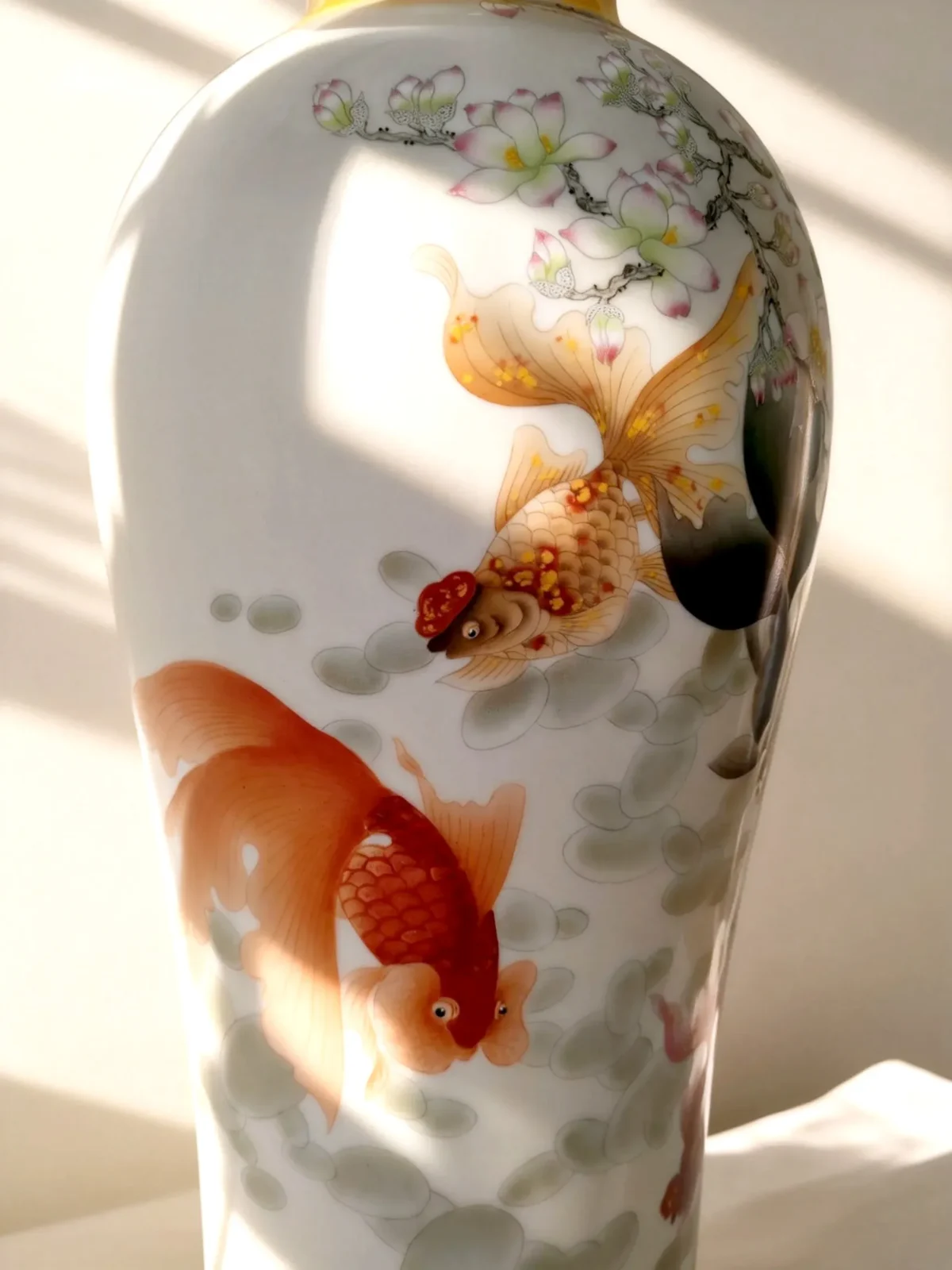 Guanyin Bottle Magnolia Goldfish