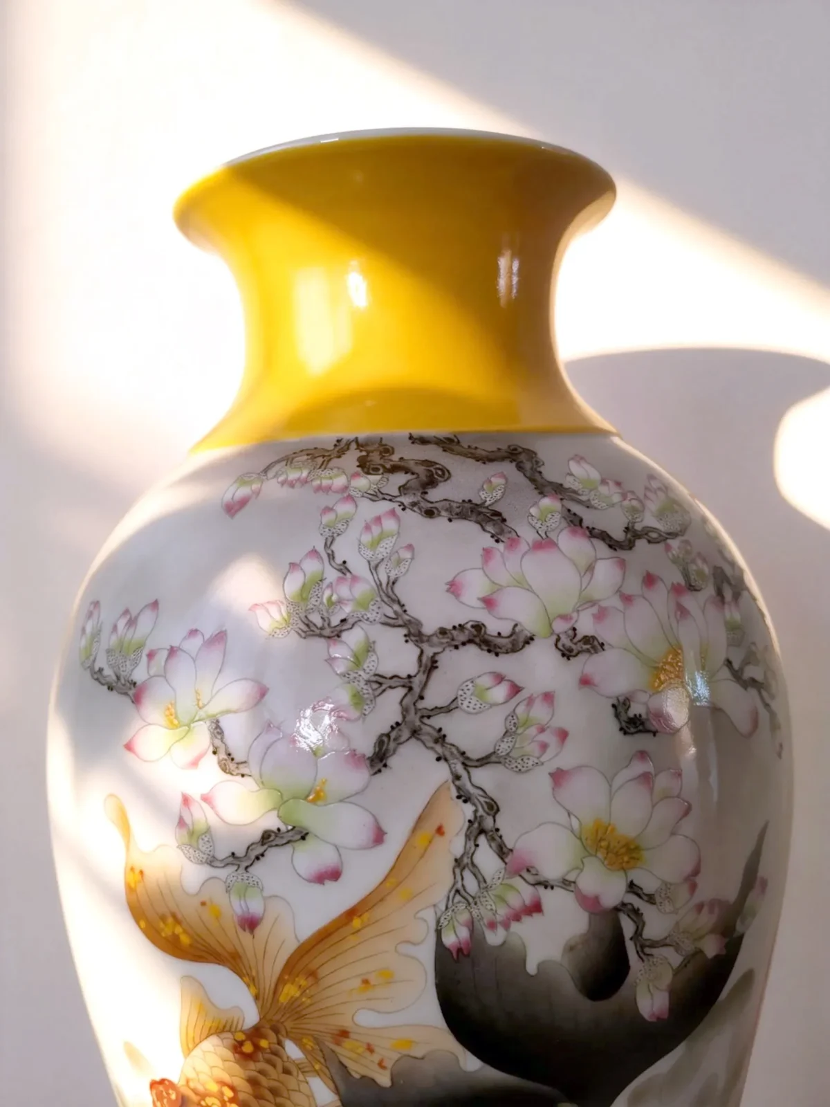 Guanyin Bottle Magnolia Goldfish